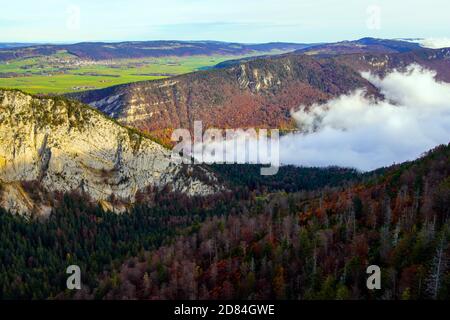 Magnifique paysage d'automne vu du Haut plateau du Creux du Van, canton de Neuchâtel, Suisse. Banque D'Images