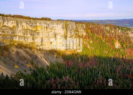 Magnifique paysage d'automne vu du Haut plateau du Creux du Van, canton de Neuchâtel, Suisse. Banque D'Images