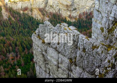 Magnifique paysage d'automne vu du Haut plateau du Creux du Van, canton de Neuchâtel, Suisse. Banque D'Images