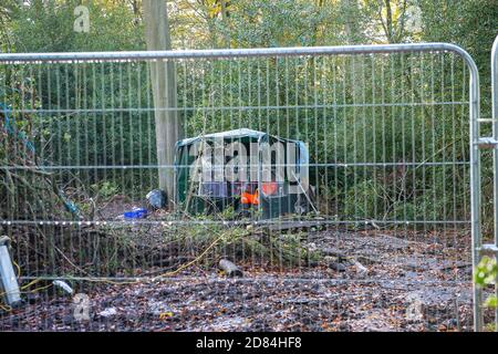 Aylesbury Vale, Buckinghamshire, Royaume-Uni. 26 octobre 2020. Les gardes de sécurité HS2 sont payés pour s'asseoir toute la journée par HS2 guettant les bois anciens qui ont été obligatoirement achetés par HS2. La construction du train à grande vitesse de Londres à Birmingham met en péril 108 anciennes terres boisées, 33 SSIS et 693 sites fauniques. Crédit : Maureen McLean/Alay Banque D'Images