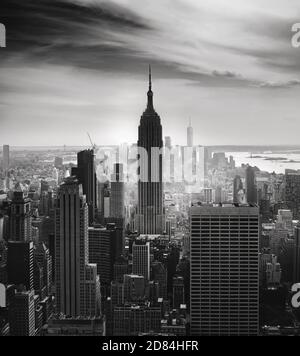 Empire State Building et gratte-ciel en monochrome, New York City. Horizon du centre-ville de Manhattan Banque D'Images