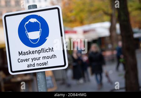 Munich, Allemagne. 27 octobre 2020. Un panneau avec l'inscription « Ask obligation - couvrez votre bouche et votre nez ! » Est situé au Viktualienmarkt dans le centre-ville. Credit: Sven Hoppe/dpa/Alay Live News Banque D'Images