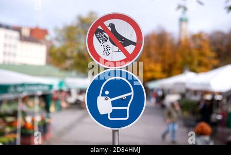 Munich, Allemagne. 27 octobre 2020. Une représentation symbolique du droit de masque peut être vue sur un panneau au Viktualienmarkt dans le centre-ville. Credit: Sven Hoppe/dpa/Alay Live News Banque D'Images