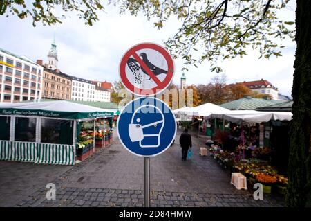 Munich, Allemagne. 27 octobre 2020. Une représentation symbolique du droit de masque peut être vue sur un panneau au Viktualienmarkt dans le centre-ville. Credit: Sven Hoppe/dpa/Alay Live News Banque D'Images