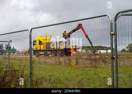 Aylesbury Vale, Buckinghamshire, Royaume-Uni. 26 octobre 2020. Une surface de route temporaire est mise en place pour permettre l'accès aux machines d'abattage d'arbres alors que HS2 continue de tomber dans les bois anciens de Grim's Ditch dans Buckinghamshire. Les militants écologistes anti HS2 affirment que HS2 n'a pas de permis de chauve-souris pour l'abattage dans ces anciennes terres boisées et qu'il est donc possible de commettre un crime contre la faune. Ils ont de nouveau signalé l'affaire à la police ce matin et attendent une réponse. La construction du train à grande vitesse de Londres à Birmingham place 108 anciennes terres boisées, 33 SSSIs et 693 sites de faune sauvage à ri Banque D'Images