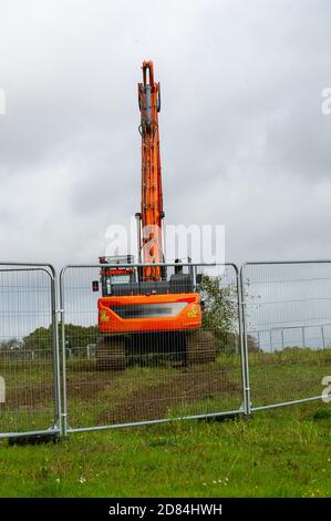 Aylesbury Vale, Buckinghamshire, Royaume-Uni. 26 octobre 2020. Un accrocheur d'arbres à l'œuvre alors que HS2 continue de détruire les bois anciens de Grim's Ditch dans Buckinghamshire. Les militants écologistes anti HS2 affirment que HS2 n'a pas de permis de chauve-souris pour l'abattage dans ces anciennes terres boisées et qu'il est donc possible de commettre un crime contre la faune. Ils ont de nouveau signalé l'affaire à la police ce matin et attendent une réponse. La construction du train à grande vitesse de Londres à Birmingham met en péril 108 anciennes terres boisées, 33 SSIS et 693 sites fauniques. Crédit : Maureen McLean/Alay Banque D'Images