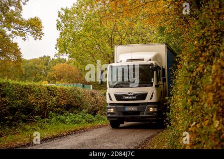 Aylesbury Vale, Buckinghamshire, Royaume-Uni. 26 octobre 2020. Le nombre de camions qui utilisent des routes de campagne dans des villages normalement pacifiques est en hausse, ce qui est beaucoup plus frustrant pour les résidents locaux. Ce camion quittait le composé HS2 à Grim's Ditch dans le Buckinghamshire où HS2 travaille. La construction du train à grande vitesse de Londres à Birmingham met en péril 108 anciennes terres boisées, 33 SSIS et 693 sites fauniques. Crédit : Maureen McLean/Alay Banque D'Images