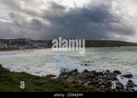 Mer agitée sur la plage de Porthmeor, St. Ives, Cornwall, Royaume-Uni Banque D'Images