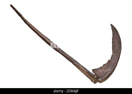 Scythe métallique rouillée ancienne isolée sur fond blanc Banque D'Images