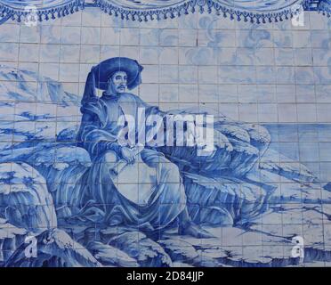 Portugal, Lisbonne, Oeiras. Panneau en céramique azulejo bleu et blanc historique représentant le prince portugais - 'Henry the Navigator'. Banque D'Images