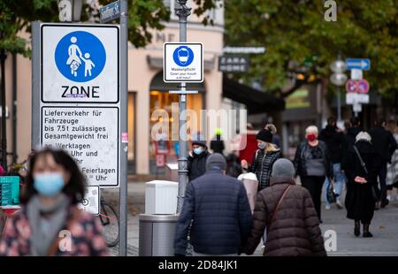 Munich, Allemagne. 27 octobre 2020. Un panneau avec l'inscription « Ask obligation - couvrez votre bouche et votre nez! » est situé dans une zone piétonne dans le centre-ville. Credit: Sven Hoppe/dpa/Alay Live News Banque D'Images