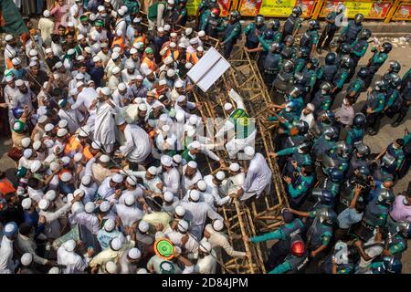 La police utilise des barrières pour arrêter les militants et les partisans de l'Islami Andoloon Bangladesh pendant la marche de protestation.l'Islami Andoloon, l'un des plus grands partis islamistes du Bangladesh, Organiser une marche de protestation appelant au boycott des produits français et dénonçant le président français Emmanuel Macron pour ses remarques « ne pas abandonner les dessins animés représentant le prophète Mahomet ». Les remarques de Macron ont été faites en réponse à la décapitation d'un professeur, Samuel Paty, devant son école dans une banlieue à Paris plus tôt ce mois-ci, après avoir montré des dessins animés du prophète Mahomet pendant une classe qu'il dirigeait sur la liberté d'expression. Banque D'Images