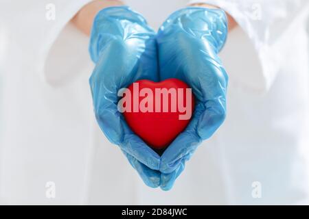 gros plan. symbole du cœur dans les mains d'un médecin. Banque D'Images