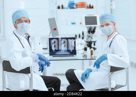 gros plan. collègues médicaux assis à une table dans le laboratoire . Banque D'Images