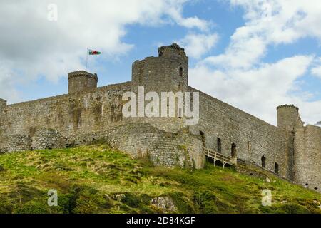 Le château de Harlech construit en 1289 par Edward la première d'Angleterre après son invasion du pays de Galles, il a été attaqué plusieurs fois avant de tomber dans la ruine. Banque D'Images