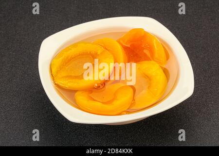 La marinée pêche les fruits dans le bol avec de la sycorde Banque D'Images