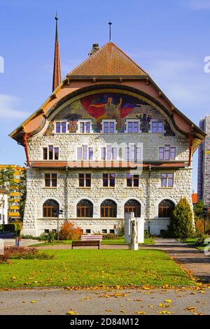 Vue sur la salle de guilde Art Nouveau dans la municipalité de le Locle. Le district de Locle dans le canton de Neuchâtel en Suisse. C'est la troisième plus petite ville de SW Banque D'Images