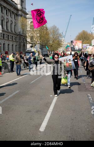 Londres, Royaume-Uni, 15 avril 2019 :- les manifestants de la rébellion d'extinction s'bloquent et descendent Whitehall en passant par Downing Street jusqu'au Parlement Squar Banque D'Images