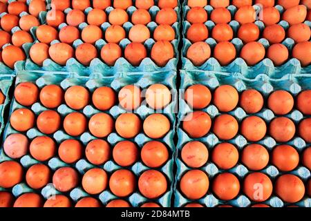 Au marché de la rue, il y a des œufs Banque D'Images