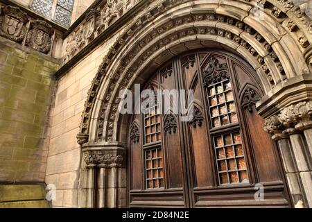 Portes arrière de la cathédrale St Giles ou du haut Kirk d'Édimbourg, en Écosse. Banque D'Images