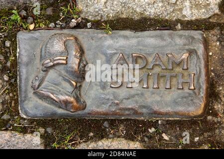 Brique commémorative pour l'économiste Adam Smith, enterré dans le cimetière de Canongate Kirk, Canongate sur le Royal Mile, Édimbourg, Écosse. Banque D'Images