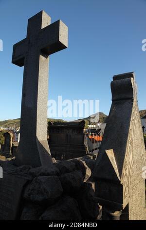 Pierres à tête dans le New Calton Burial Ground, Édimbourg, Écosse, avec le Parlement écossais, et Arthur's Seat. Banque D'Images