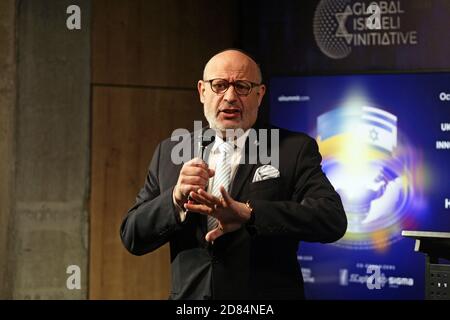 Non exclusif: KIEV, UKRAINE - 27 OCTOBRE 2020 - l'Ambassadeur extraordinaire et plénipotentiaire de l'Etat d'Israël en Ukraine Joel Lion livre un Banque D'Images