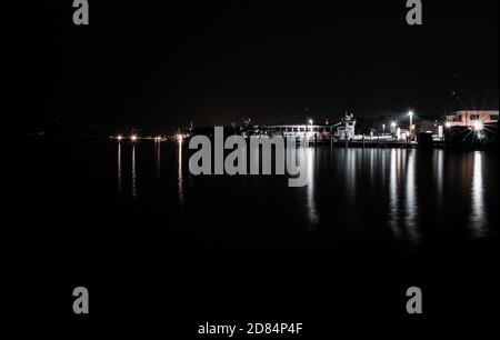 une vue fantastique sur le port d'iseo la nuit Banque D'Images