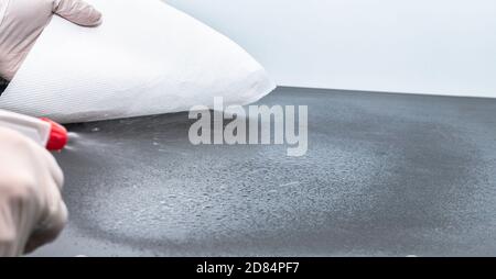 Désinfecter les surfaces de prévention dans les bureaux et les espaces publics - surface maison nettoyage pulvérisation antibactérienne aseptisant flacon pulvérisateur désinfection contre c Banque D'Images