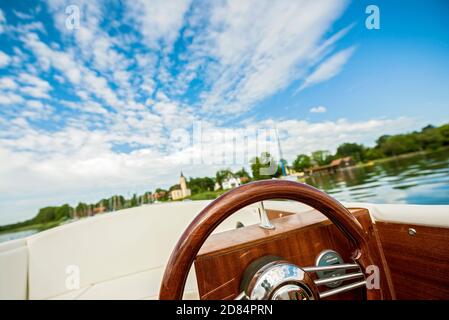 Bateau à moteur électrique sur Ammersee, Bavière, Allemagne Banque D'Images