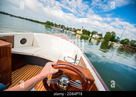 Bateau à moteur électrique sur Ammersee, Bavière, Allemagne Banque D'Images