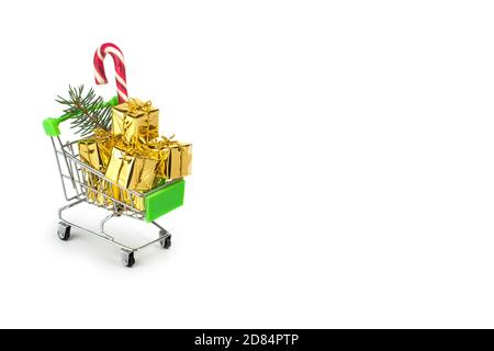 Noël shopping saison concept - mini magasin chariot plein de boîte cadeau isolé sur fond blanc, petit panier d'épicerie avec des cadeaux de Noël. Con Banque D'Images