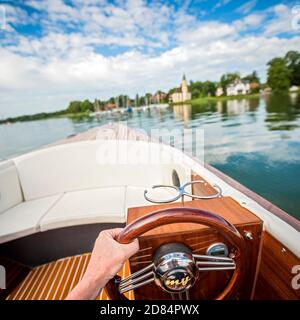 Bateau à moteur électrique sur Ammersee, Bavière, Allemagne Banque D'Images