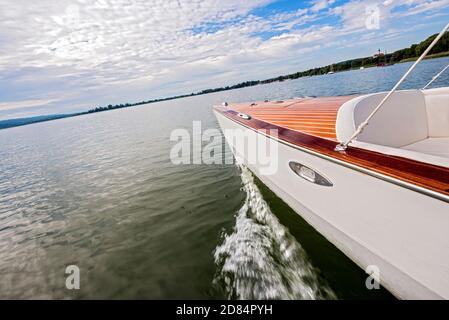 Bateau à moteur électrique sur Ammersee, Bavière, Allemagne Banque D'Images