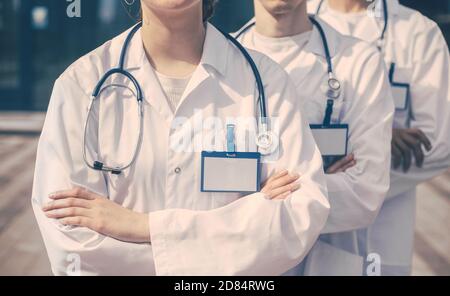 gros plan. un groupe de jeunes médecins debout dans une rangée. Banque D'Images