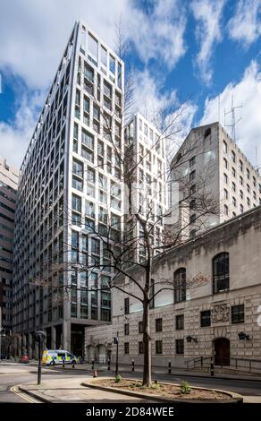 Vue oblique de l'angle sud avec soleil sur l'élévation sud. McMorran & Whitby's City of London police Station à partir de 1965 est à droite. Ville de L Banque D'Images