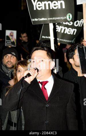 Downing Street, Londres, Royaume-Uni, 07th March 2018:- Unknown protester s'adresse à la foule à l'extérieur de Downing Street contre la visite au Royaume-Uni par Banque D'Images