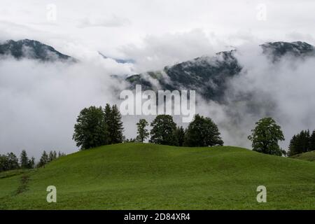 Montagnes couvertes de nuages de pluie, Wagrain dans la région de Pongau à Salzbourg Banque D'Images