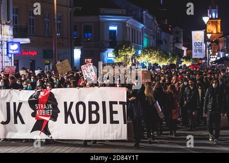 Lublin, Pologne - 23 octobre 2020: Les gens dans le centre-ville lors d'une manifestation organisée par Strajk Kobiet contre l'interdiction de l'avortement en Pologne Banque D'Images