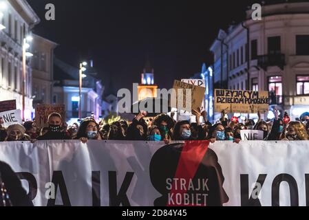 Lublin, Pologne - 23 octobre 2020: Les gens dans le centre-ville lors d'une manifestation organisée par Strajk Kobiet contre l'interdiction de l'avortement en Pologne Banque D'Images