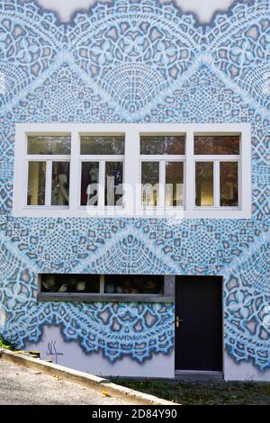 Façade peinte par l'artiste polonais NeSpoon, rue Joux-Pélichet le cercle. Le Locle District dans le canton de Neuchâtel en Suisse. Banque D'Images