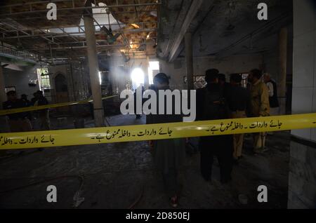 Peshawar, Pakistan. 27 octobre 2020. Des agents de secours pakistanais et des policiers examinent le site d'une explosion de bombe dans un séminaire islamique. Mardi matin, une puissante explosion de bombes a déchiré le séminaire islamique en périphérie de la ville de Peshawar, dans le nord-ouest du Pakistan, tuant quelques étudiants et blessant des dizaines d'autres personnes, ont déclaré la police et un porte-parole de l'hôpital. (Photo de Hussain Ali/Pacific Press) crédit: Pacific Press Media production Corp./Alay Live News Banque D'Images