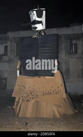 Beawar, Inde. 25 octobre 2020. Un effigie du roi démon hindou Ravana pendant le festival de Dussehra à Beawar. Le message sous-jacent de ce jour est la victoire de la vérité sur le mal, et pour célébrer cela, l'effigie du Ravana à 10 têtes est brûlée. (Photo de Sumit Saraswat/Pacific Press) crédit: Pacific Press Media production Corp./Alay Live News Banque D'Images