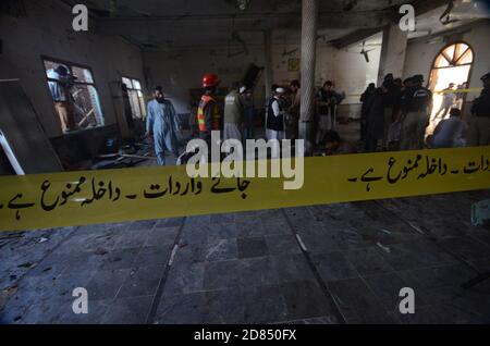 Peshawar, Pakistan. 27 octobre 2020. Des agents de secours pakistanais et des policiers examinent le site d'une explosion de bombe dans un séminaire islamique. Mardi matin, une puissante explosion de bombes a déchiré le séminaire islamique en périphérie de la ville de Peshawar, dans le nord-ouest du Pakistan, tuant quelques étudiants et blessant des dizaines d'autres personnes, ont déclaré la police et un porte-parole de l'hôpital. (Photo de Hussain Ali/Pacific Press) crédit: Pacific Press Media production Corp./Alay Live News Banque D'Images