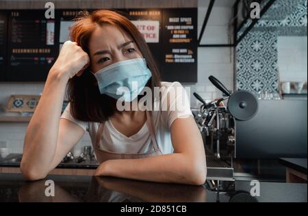 Le propriétaire d'affaires du café asiatique était stressé et déçu Les effets de la pandémie du coronavirus entraînant des pertes d'entreprises Banque D'Images