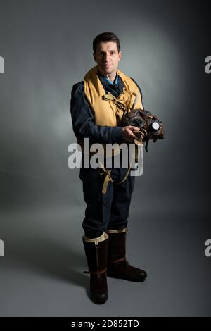 La Seconde Guerre mondiale, pilote de chasse de la RAF Bomber / membre de l'équipage, se tenant contre un arrière-plan gris studio. Banque D'Images