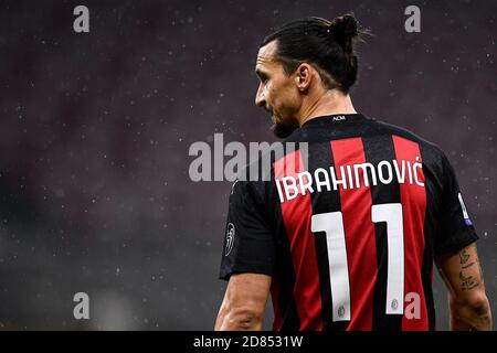 Milan, Italie - 26 octobre, 2020: Zlatan Ibrahimovic de l'AC Milan regarde pendant la série UN match de football entre l'AC Milan et COMME Roma. Le match s'est terminé par 3-3 ficelage. Credit: Nicolò Campo/Alay Live News Banque D'Images