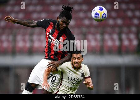 Milan, Italie - 26 octobre, 2020: Franck Kessie (L) de l'AC Milan concurrence pour un cueilleur avec Pedro Eliezer Rodriguez Ledesma de AS Roma pendant la série UN match de football entre l'AC Milan et AS Roma. Le match s'est terminé par 3-3 ficelage. Credit: Nicolò Campo/Alay Live News Banque D'Images