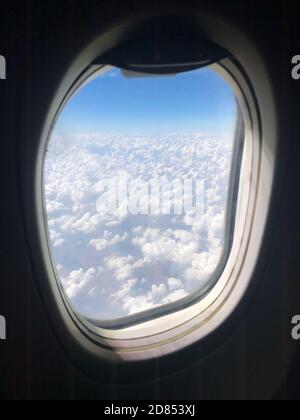 Nuages bouffis à l'extérieur de la fenêtre de l'avion en plein air, comme on l'a vu pendant un vol. Banque D'Images