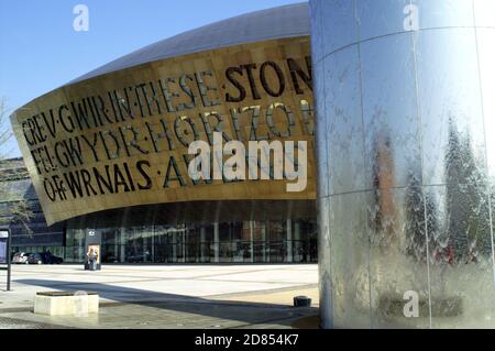 Wales Millennium Centre et Roald Dahl Plas, la baie de Cardiff, Cardiff, Pays de Galles, Royaume-Uni. Banque D'Images